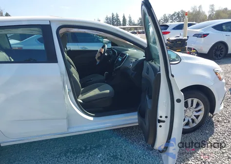 2017 Chevrolet Sonic Lt Auto z USA, uszkodzony, nr VIN 1G1JG6SHXH4158767